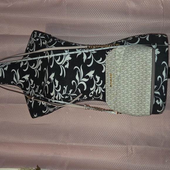 BNWT:  Michael Kors Cream/Blush Crossbody Bag with Gold Chain OBO - Picture 3 of 11